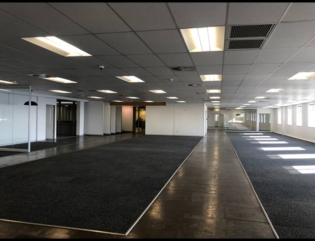 1,399M² OFFICE TO LET IN SANDHURST